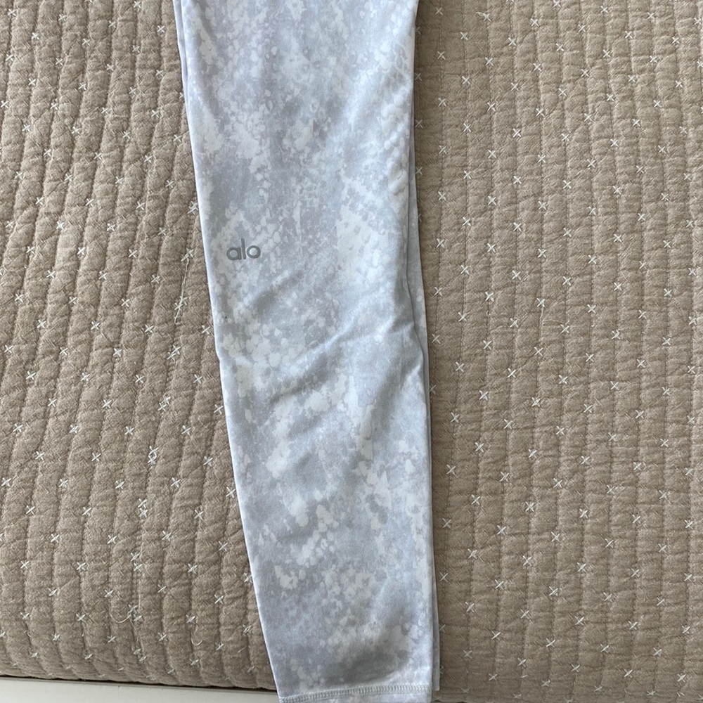 ALO Yoga reptile print leggings White and Grey